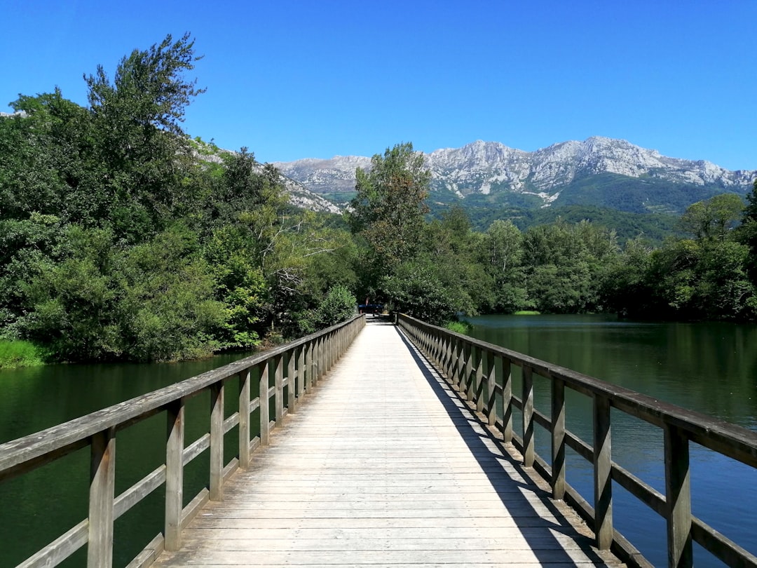 Senderismo en los Lagos de Covadonga: la ruta que te lleva al corazón sagrado de Asturias