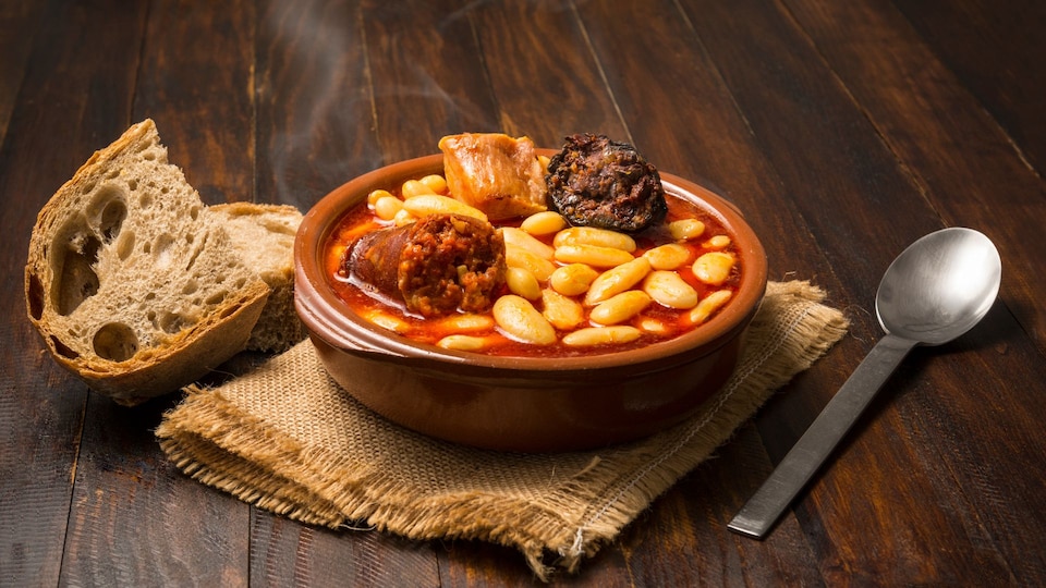 La Fabada Asturiana: El Plato que Define el Alma de Asturias en Invierno