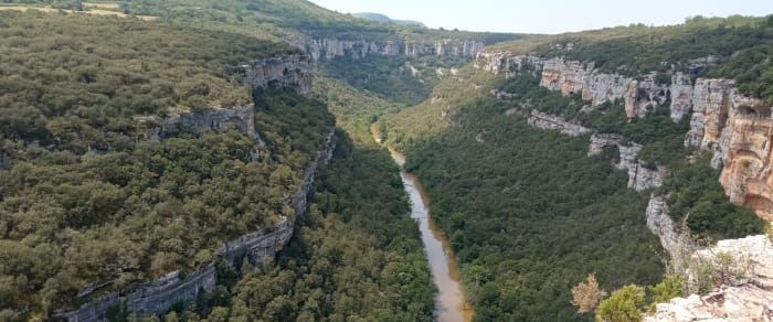 Vía Ferrata en el Cañón del Ebro: trepa por las paredes de roca más salvajes de Cantabria