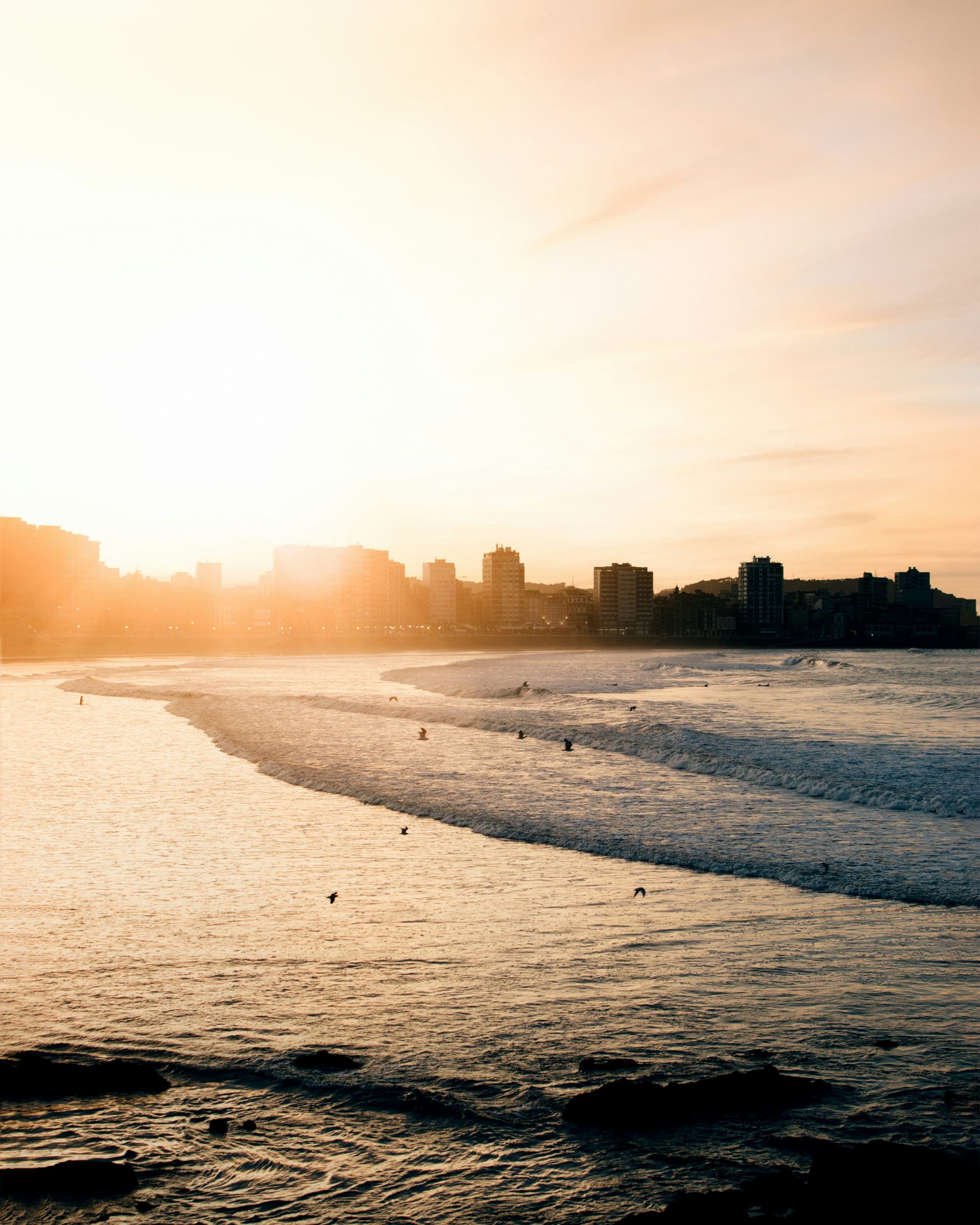 Gijón, la Asturias salvaje que late en el Atlántico sin pedir permiso