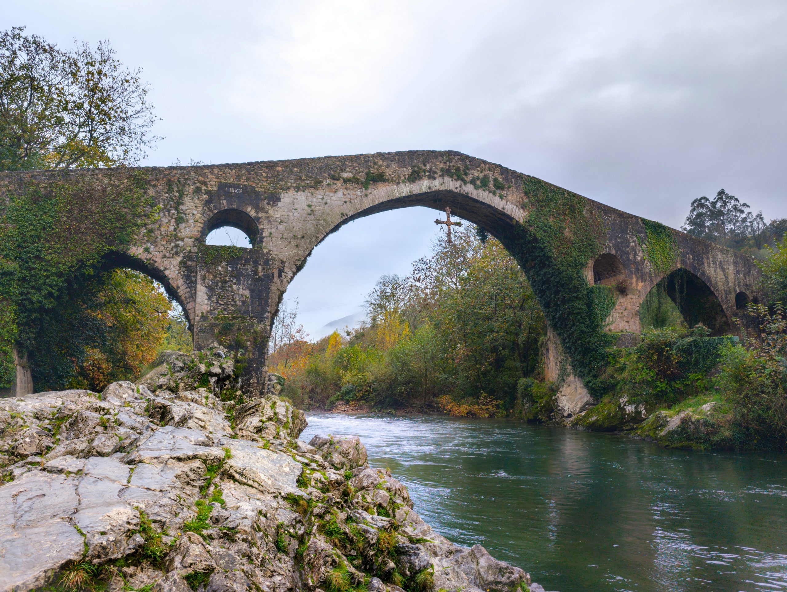 Cangas de Onís: el pueblo asturiano que cruza el tiempo por un puente romano