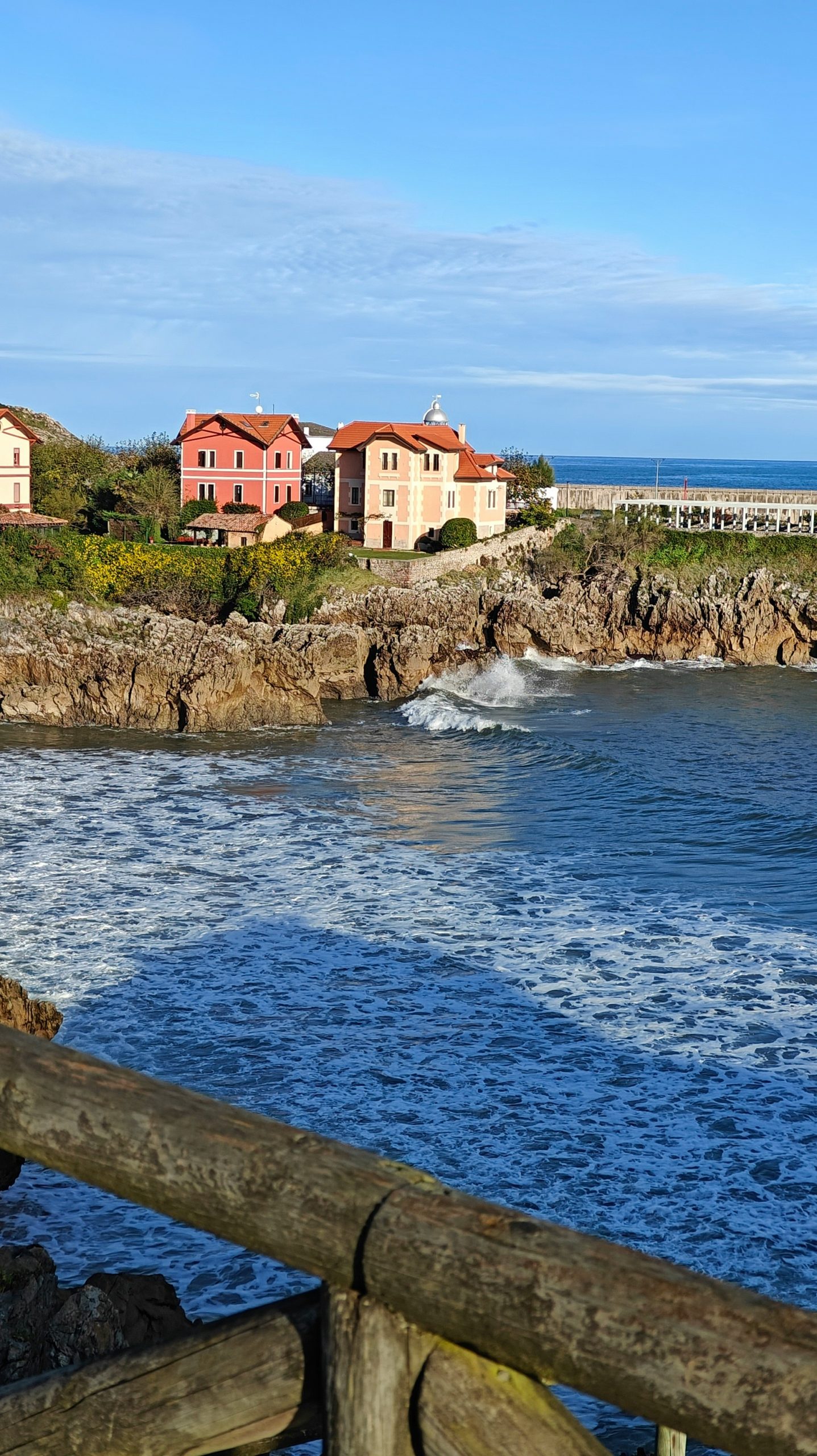 Llanes, el pueblo costero asturiano que te enseña qué es vivir en serio