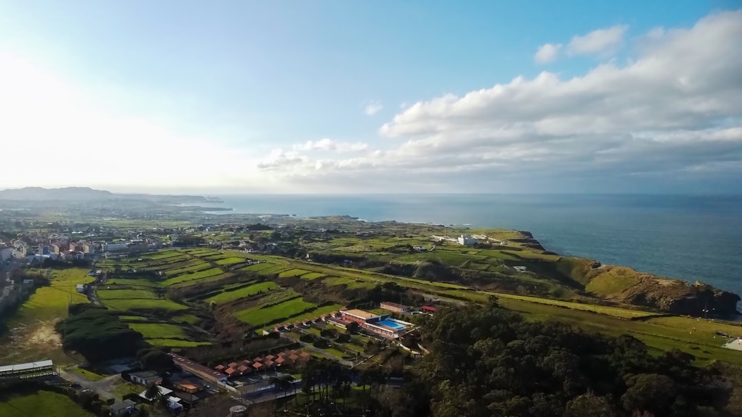 Kayak en la Ría de Laredo: rema entre acantilados y playas salvajes de Cantabria