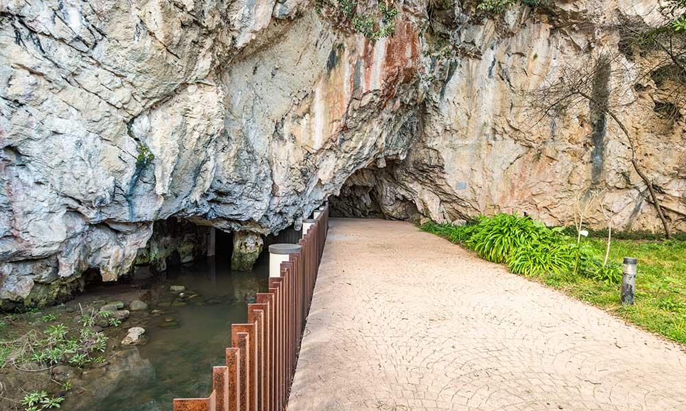 Espeleología en las Cuevas de Tito Bustillo: desciende a las entrañas mágicas de Asturias