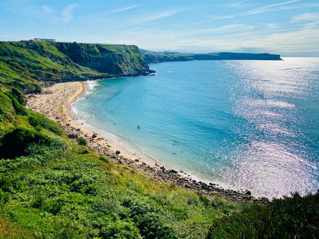 Senderismo en la Playa de Gulpiyuri: la ruta costera más secreta de Cantabria