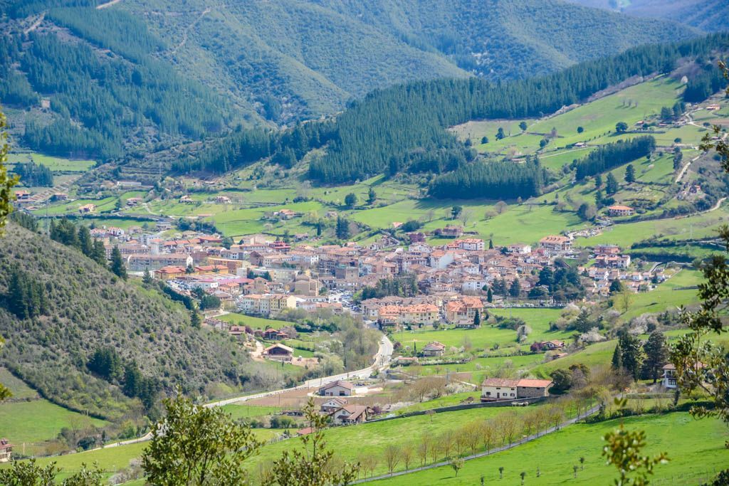 Potes y el Valle de Liébana: donde la montaña abraza al río y los secretos se guardan en piedra