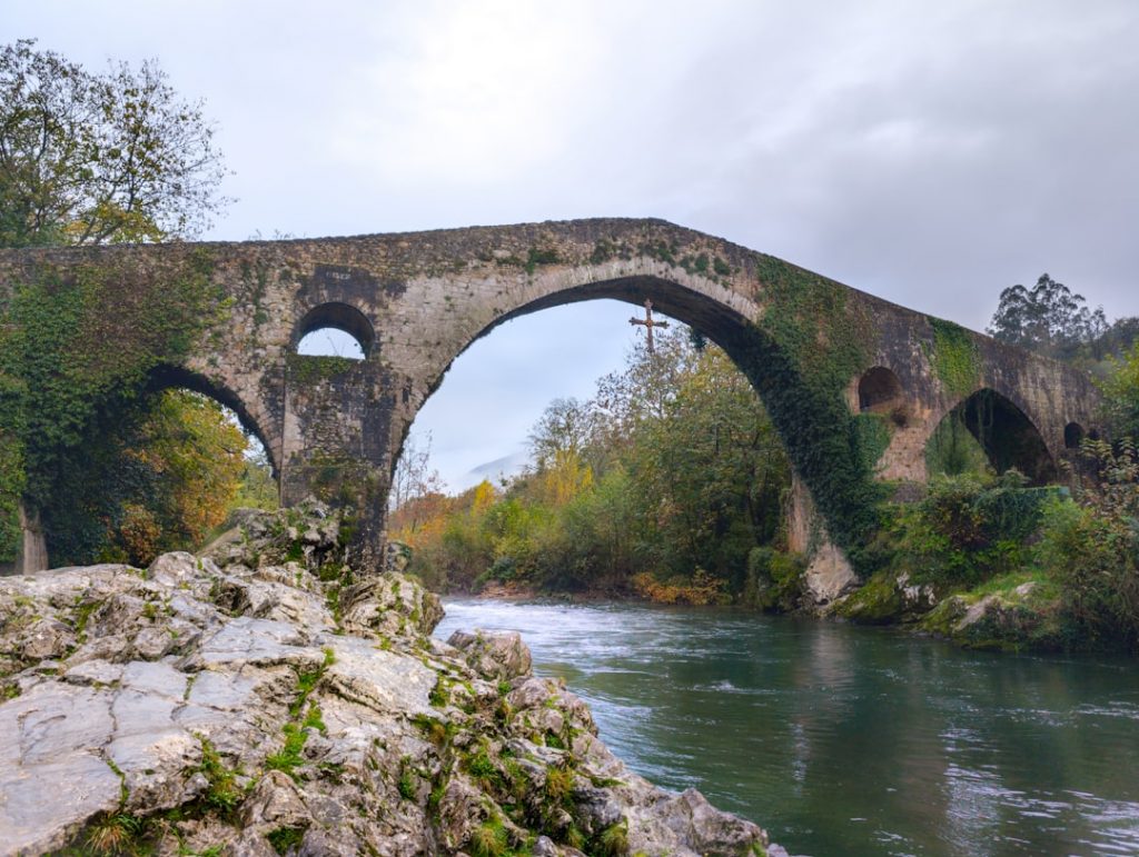 Cangas de Onís: el pueblo asturiano donde la montaña abraza el Puente Romano y los osos todavía rondan