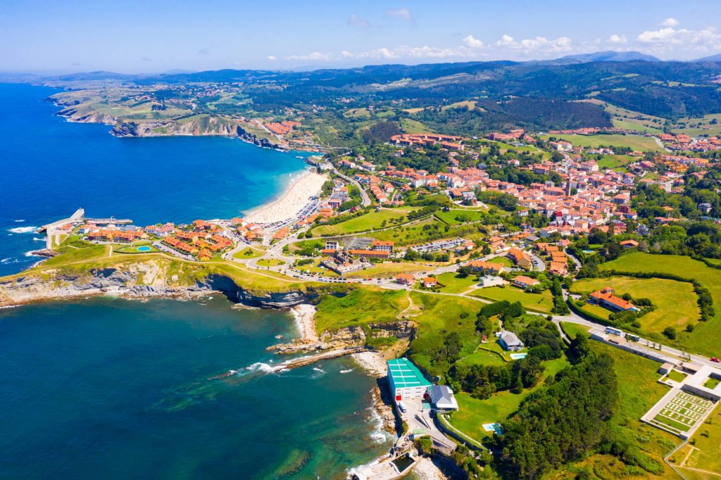 Comillas: el pueblo de Cantabria donde los palacios de cuento se alzan sobre acantilados salvajes