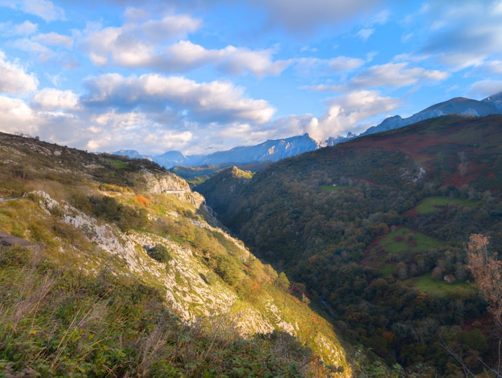 Kayak en el Sella: desciende 15 km de río salvaje entre cañones de piedra en Asturias