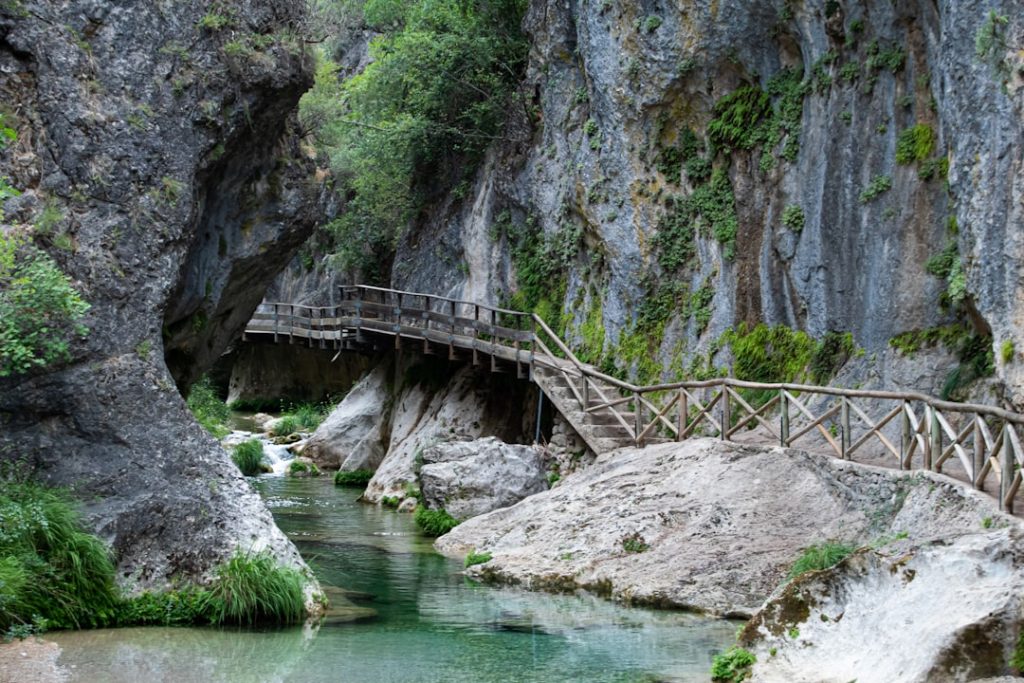Vía Ferrata en el Río Deva: trepa por las paredes de roca más verticales de Cantabria